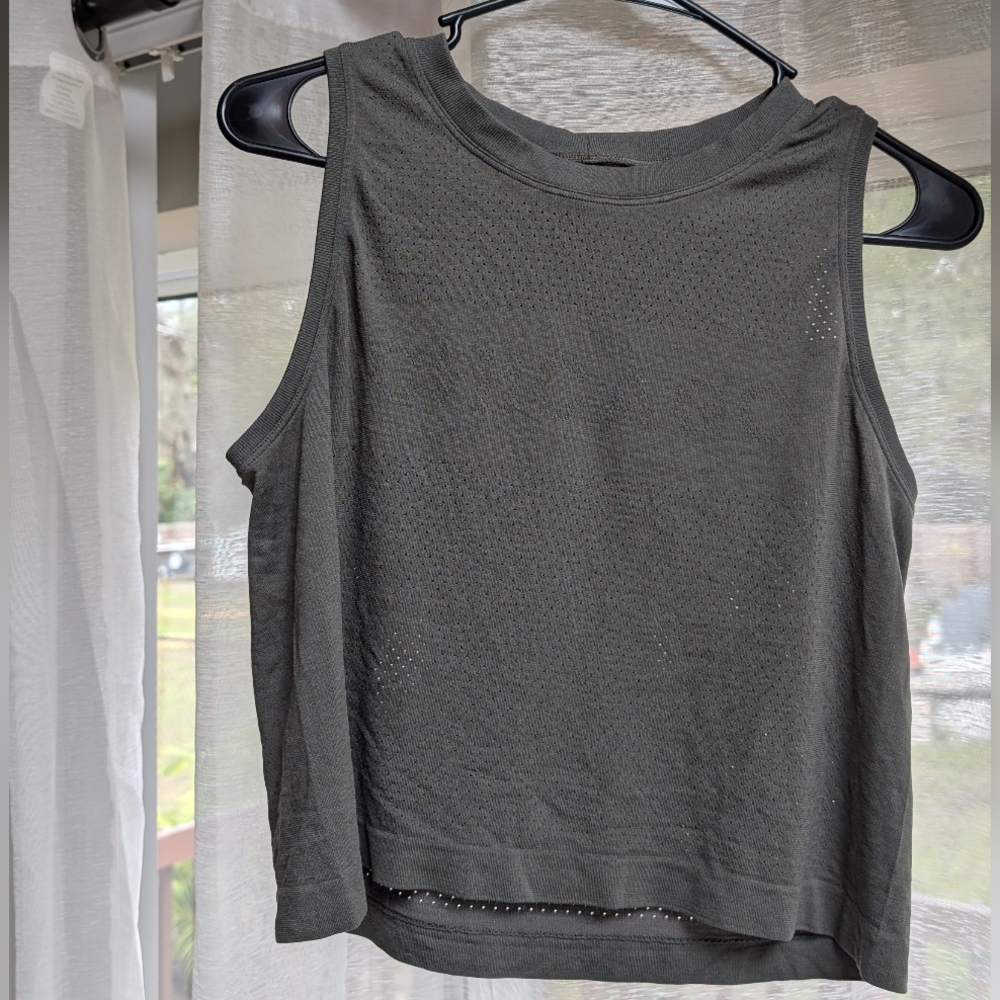 Lululemon Cropped Chicago Sleeveless Tee